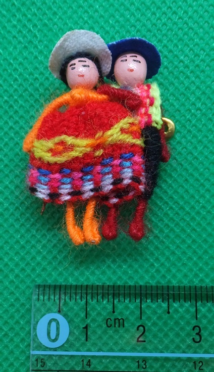 《送料180》美品★南米ペルー　チョリータ人形 ペアブローチ　アルパカ★アクセサリー ワンポイント _画像2