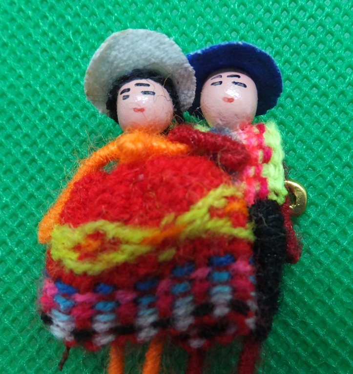 《送料180》美品★南米ペルー　チョリータ人形 ペアブローチ　アルパカ★アクセサリー ワンポイント _画像1