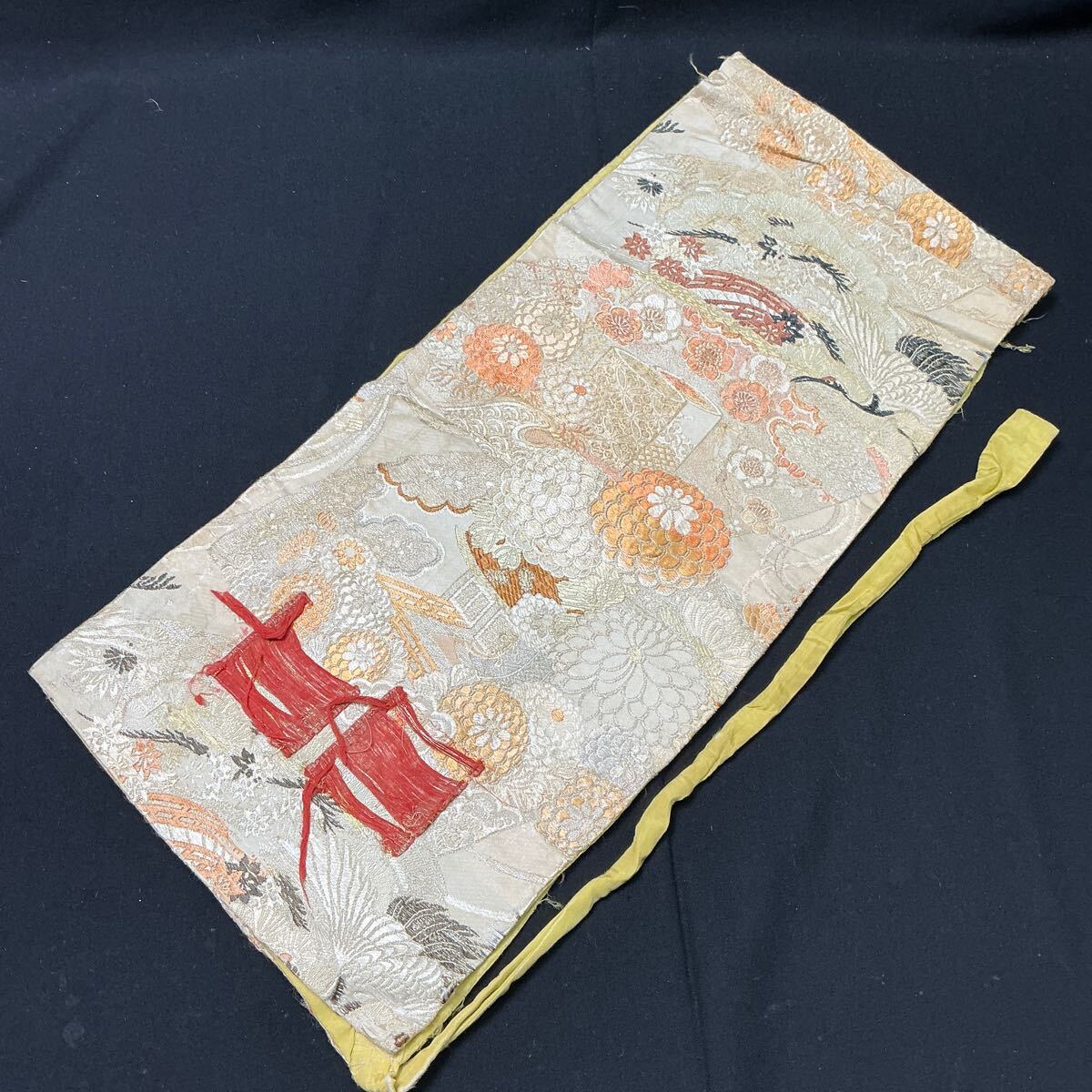 A213】送無 浄土真宗 袈裟 2枚 金襴緞子 鶴花紋 刺繍 白×黄 法衣 A213】送無 浄土真宗 袈裟 2枚 金襴緞子 鶴花紋 刺繍 白×黄 法衣