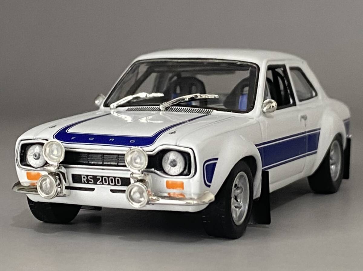 1/43 1974 Ford Escort RS 2000 MK1 White/Blue Stripes ◆ 1974 フォード エスコート RS 2000 MK1 ホワイト/ブルー ストライプ