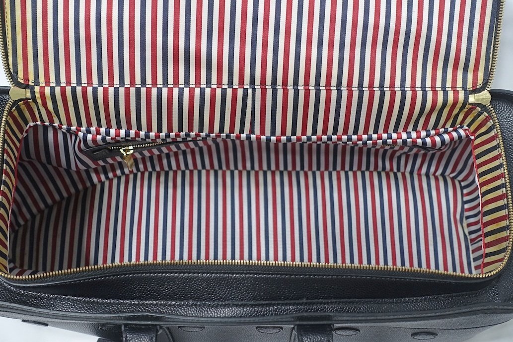 обычная цена 87.6 десять тысяч наружный превосходный товар THOM BROWNE Tom Brown круиз подкладка сумка булыжник серый n кожа машина f черный чёрный большая сумка 