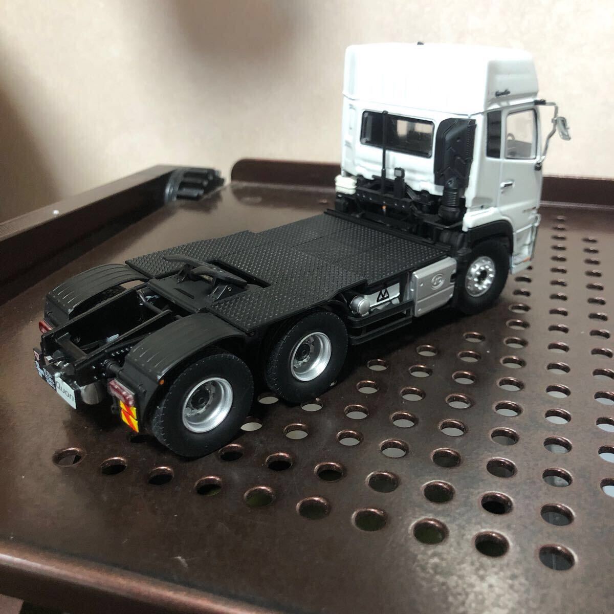 1100 京商 1/ 43 UD Quon GW 6 x 4 トラクタートレーラー 1100 京商 1/ 43 UD Quon GW 6 x 4 トラクタートレーラー