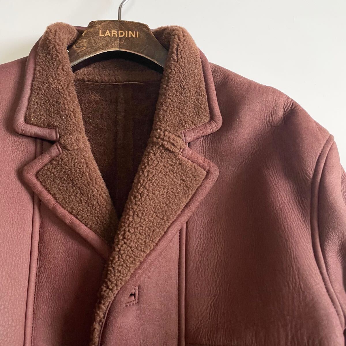 【定価20万円】KAKUISHI リアルムートンコート ジャケット くるみボタン ブラウン レザー サイズL　メンズ ムートンジャケット メンズ レザージャケット 革ジャン ライダースジャケット メンズ 革 本革 レザー B3 b-3 フライトジャケット  ムートンコート ムートン ジャケット ブルゾン メンズ アウター 防寒 大きいサイズ バイク 秋 冬 ブラック 黒 B3 |  本革レザージャケットのハルフ