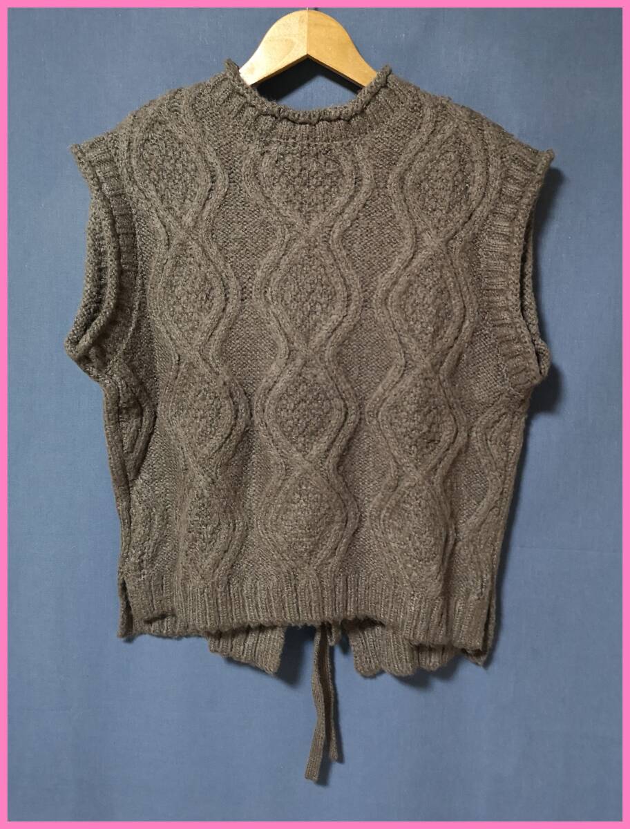 ＳＷ‐１３‐２☆秋冬☆新品☆送料込み☆即決☆ナチュラル系☆厚手☆Ｍ～Ｌサイズ☆ニット☆ベスト☆濃いグレー系☆編み込み☆ゆったり