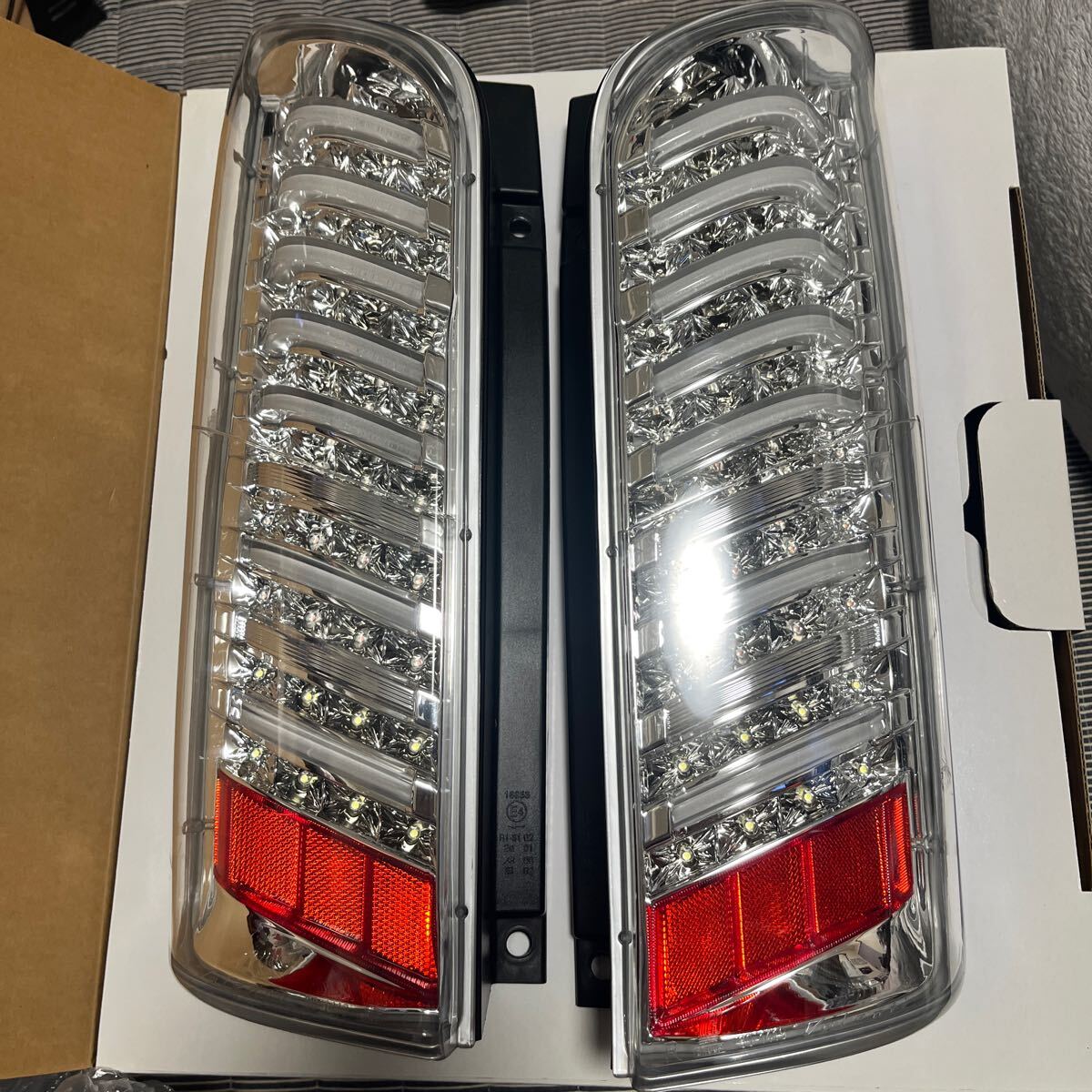 nv350 ジュエル LED テールランプ　キャラバン用 少し訳有り　2年ほど使用　少し割れあり　キズあり送料込での安いと思います