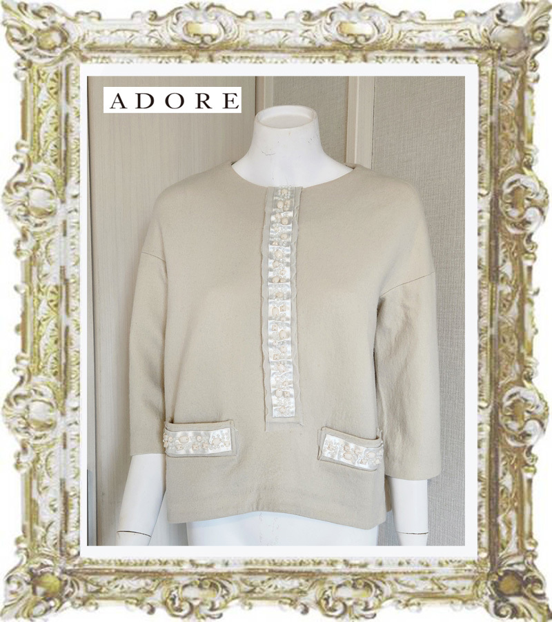 送料無料◆即決◆定価25,000円 ADORE アドーア ベージュ ウール100％素材 コクーンライン ビジューライン プルオーバートップス 38