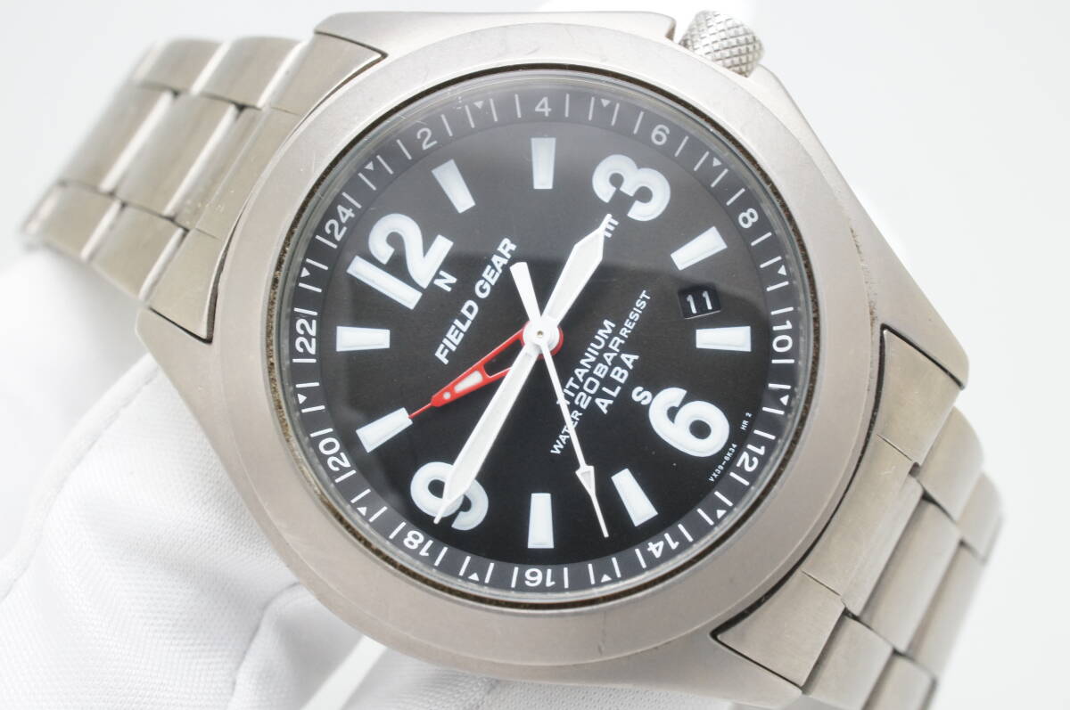 K11●作動良好 SEIKO セイコー ALBA アルバ FIELD GEAR TITANIUM チタン製 VX39-8K00 デイト メンズ腕時計 シルバー お洒落 クォーツ