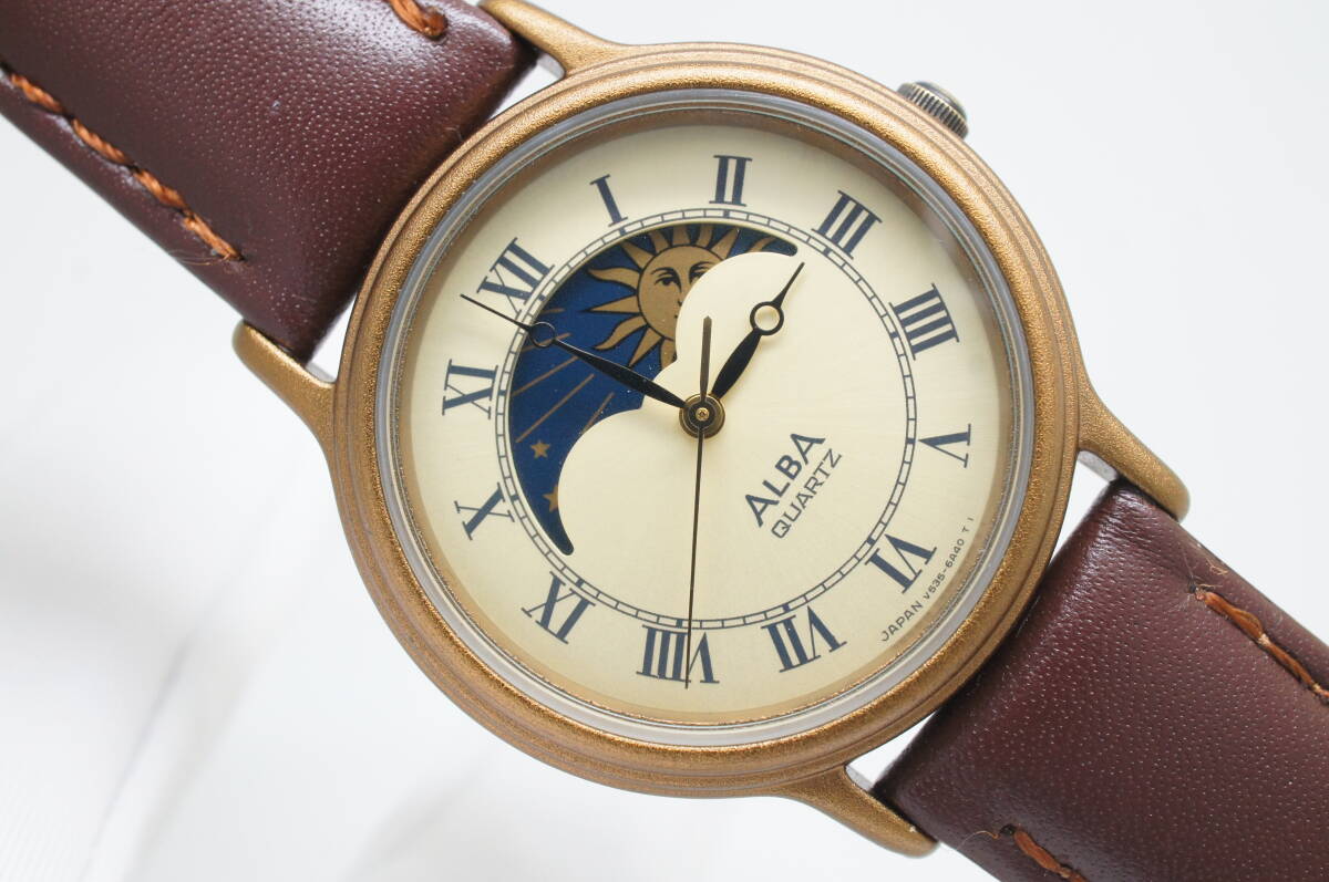 K90●作動良好 未使用ベルト 超美品 SEIKO セイコー ALBA アルバ サン&ムーン V535-6B10 純正尾錠 メンズ腕時計 ゴールド金 クォーツ