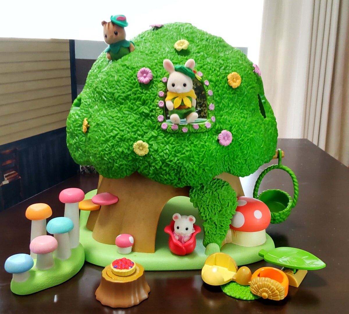 【中古 欠品 汚れあり】シルバニアファミリー 妖精さんのひみつの木(マーガレットうさぎ、ピーターパン、おやゆび姫赤ちゃん３体つき)