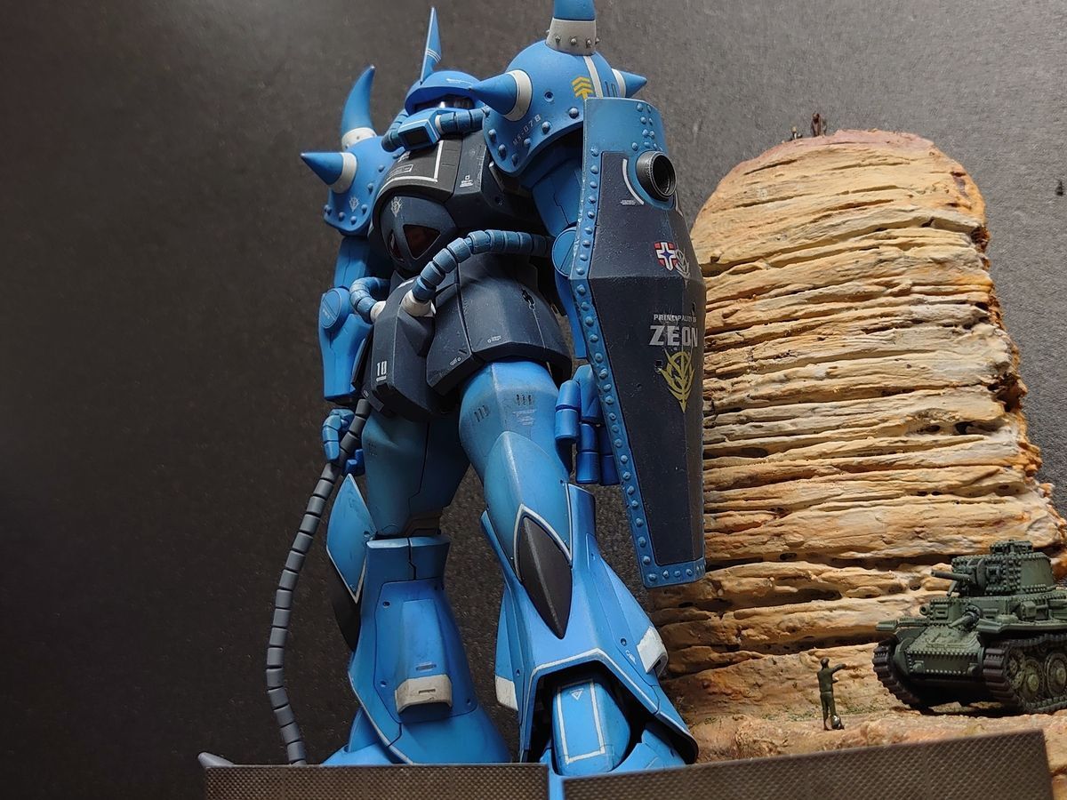 欲しいの バンダイ MG 07B GOUF グフ 1/100 全塗装、自作ジオラマ台座付 完成品