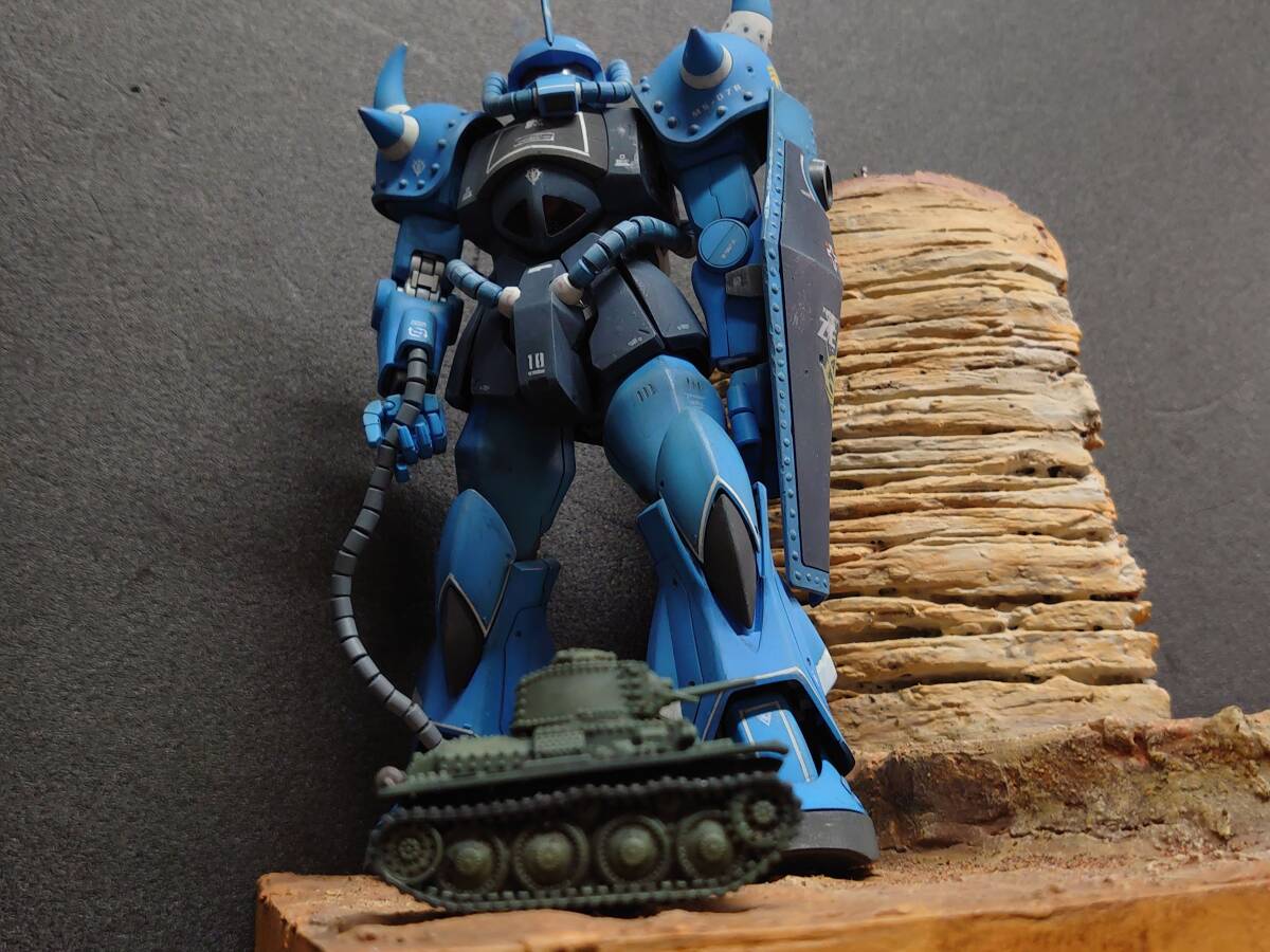 【おトク】 MG バンダイ 07B 全塗装、自作ジオラマ台座付 1/100 グフ GOUF 完成品