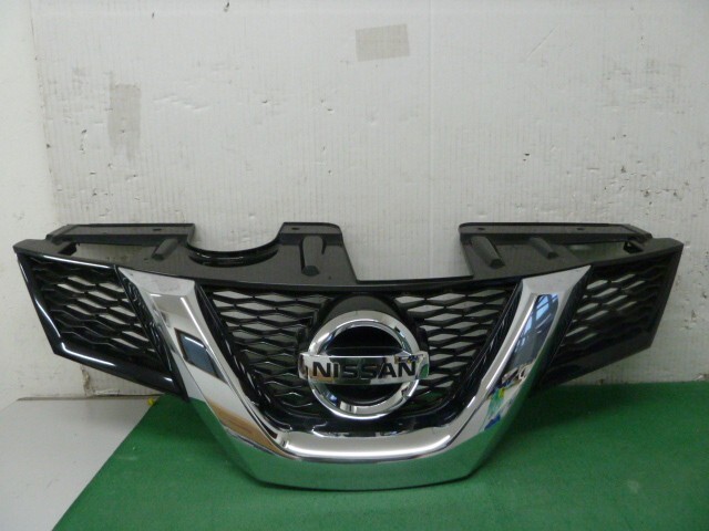 エクストレイル DBA-NT32 ラジエータグリル 62310-4CE1B 前期　モニター用　メッキタイプ　364433
