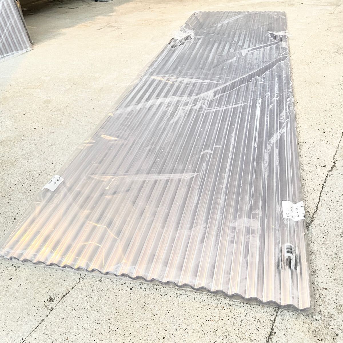 ※直接引取のみ※ [新品 未使用] タキロン ポリカナミイタ 32波 No.2Z10 610 クリア 2420mm 8尺 10枚 樹脂 波板 トタン 建材 屋根材 まとめ