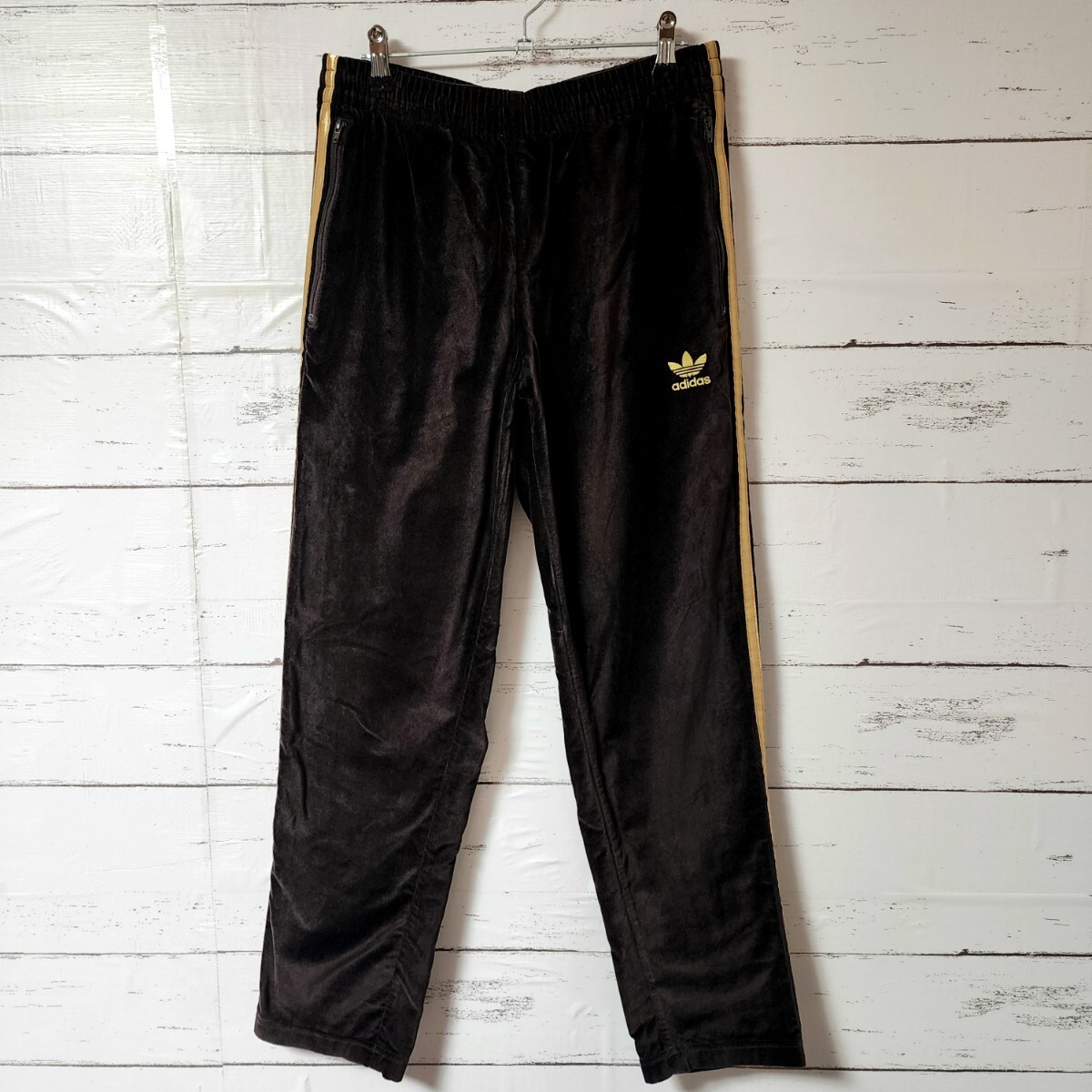 adidas×Beauty&Youth別注 ベロア ブラウン パンツ ゴールド adidas×Beauty&Youth別注 ベロア ブラウン パンツ ゴールド
