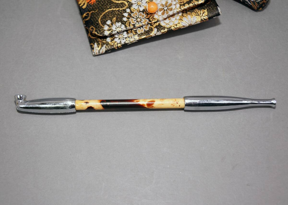 和装小物 提げ物 煙草入れ 煙管 撮影用 小道具 金襴黒系 花紋柄