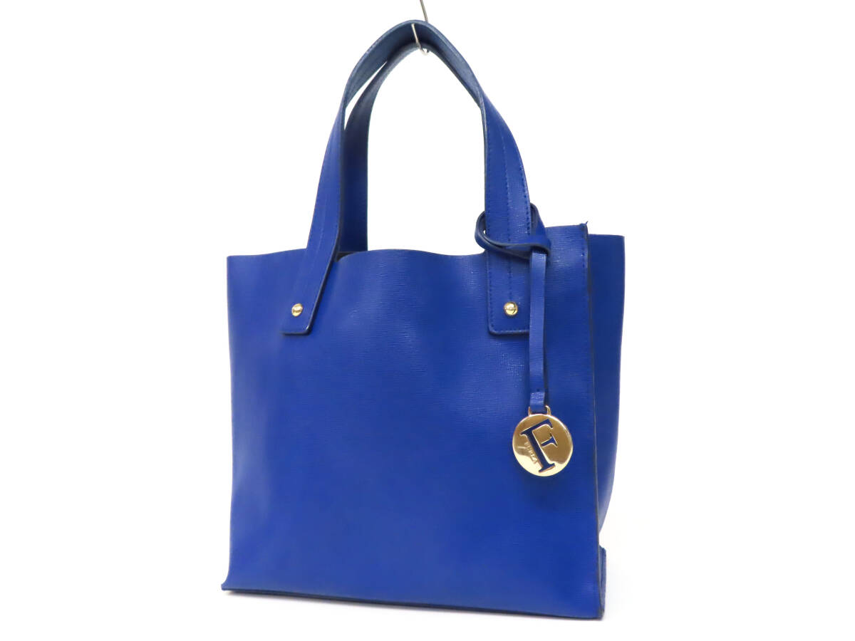 24044 美品 FURLA フルラ サリー ロゴチャーム付き ゴールド金具 レザー ハンドバッグ ミニトートバッグ 手持ち 鞄 青 ブルー レディース