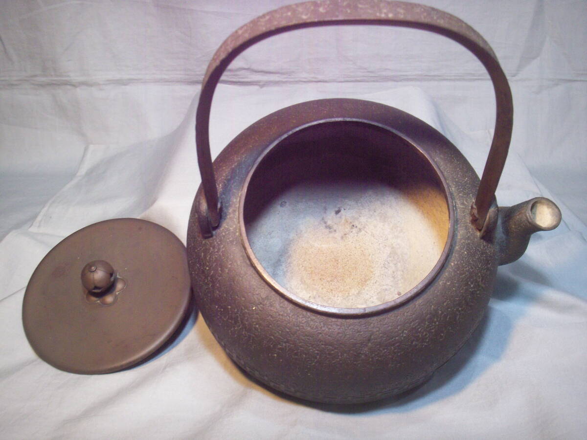 古い卍入瀟酒瓶 しょうしゃ 銅瓶 鉄瓶 茶道具 △「しょうしゃ瓶(銅瓶) 卍文様」重さ1912g 湯沸 鉄瓶△茶道具