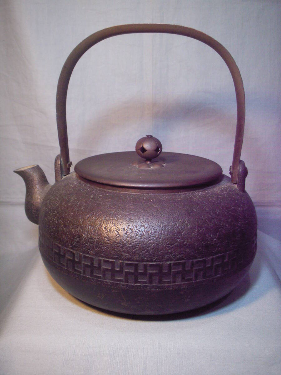 古い卍入瀟酒瓶 しょうしゃ 銅瓶 鉄瓶 茶道具 △「しょうしゃ瓶(銅瓶) 卍文様」重さ1912g 湯沸 鉄瓶△茶道具