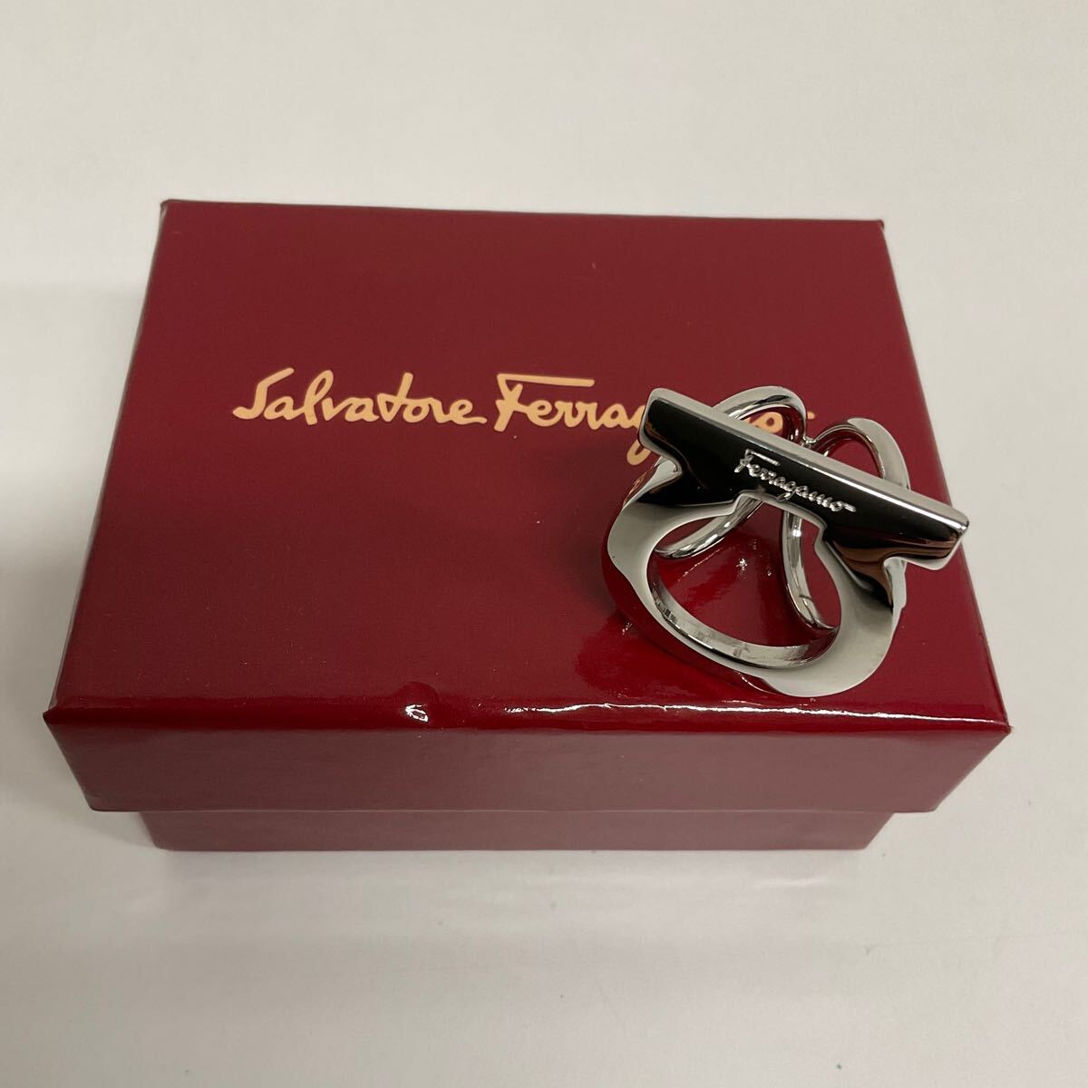 D563-60◆ Salvatore Ferragamo サルヴァトーレフェラガモ ガンチーニ スカーフリング 箱あり
