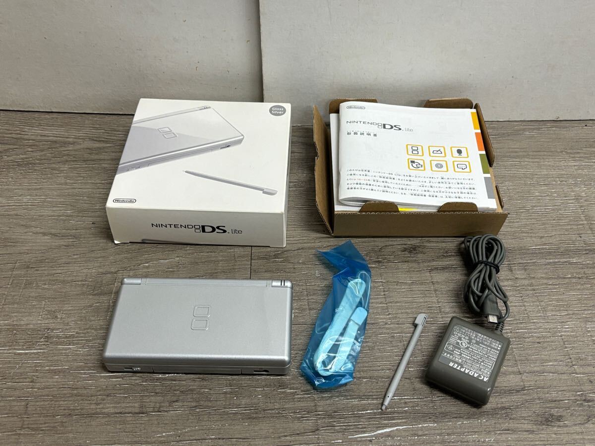 ☆ DSLite ☆ ニンテンドーDS Lite グロスシルバー 動作品 本体 タッチペン アダプター 箱 説明書 付属 Nintendo DS GBA 任天堂 2208