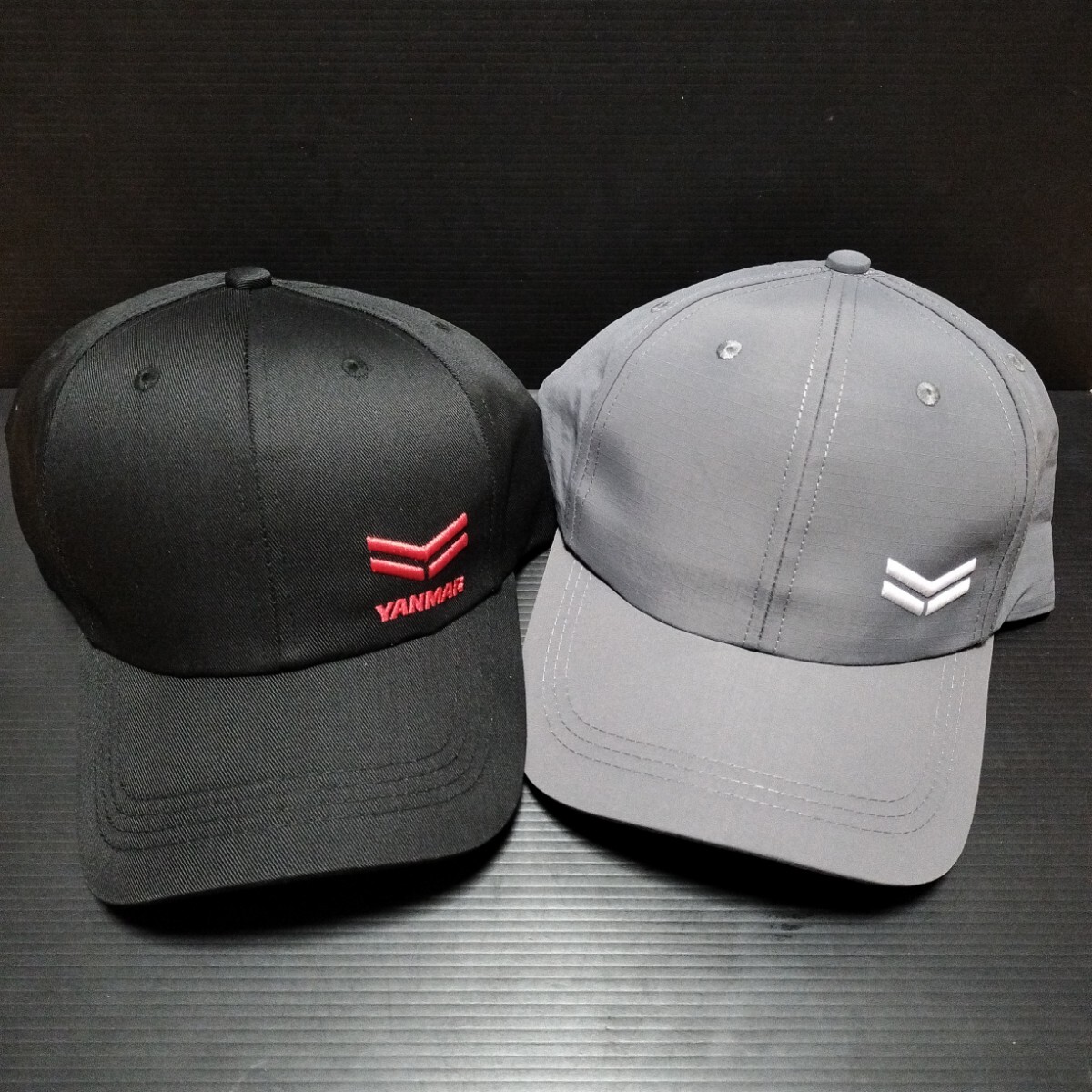 ● ヤンマー「YANMAR キャップ　2個」ミニロゴ　帽子　黒系　つば裏赤　グレー系