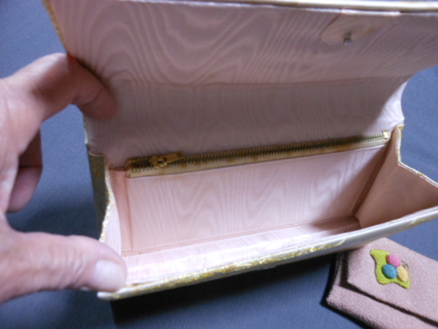 未使用のお品＊薄い金地の織生地に金纟の纟菊の美しいバック＊織生地に露芝の模様の小銭入れ：縮緬生地のティシュ入れの３點(diǎn)セットです