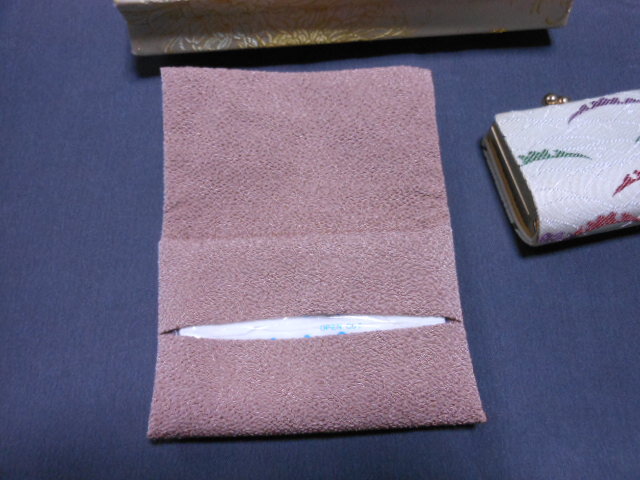 未使用のお品＊薄い金地の織生地に金纟の纟菊の美しいバック＊織生地に露芝の模様の小銭入れ：縮緬生地のティシュ入れの３點(diǎn)セットです