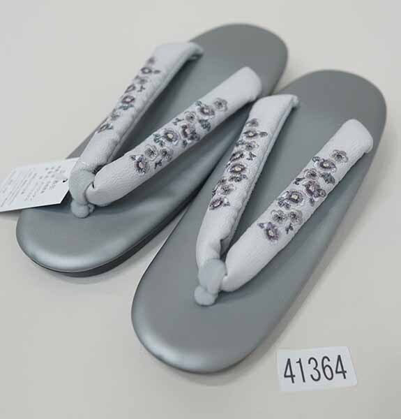 草履 ウレタンソール 単品 刺繍入り鼻緒 24.0cm フリーサイズ 適合足サイズ 22.5～24.5cm シルバー 新品 (株) 安田屋 NO41364