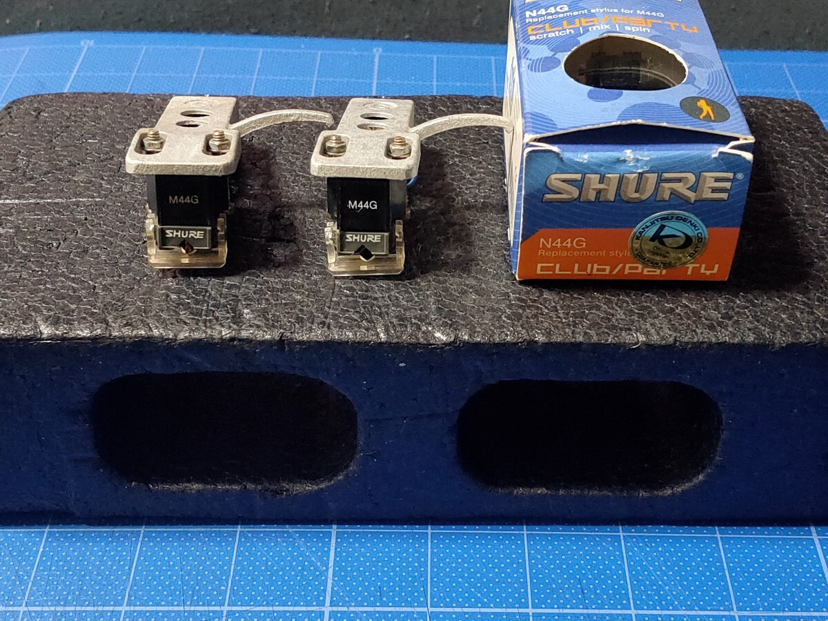 SHURE M44Gカートリッジ×2 ヘッドシェル付き+N44G 交換針 現状 SHURE M44Gカートリッジ×2 ヘッドシェル付き+N44G 交換針 現状