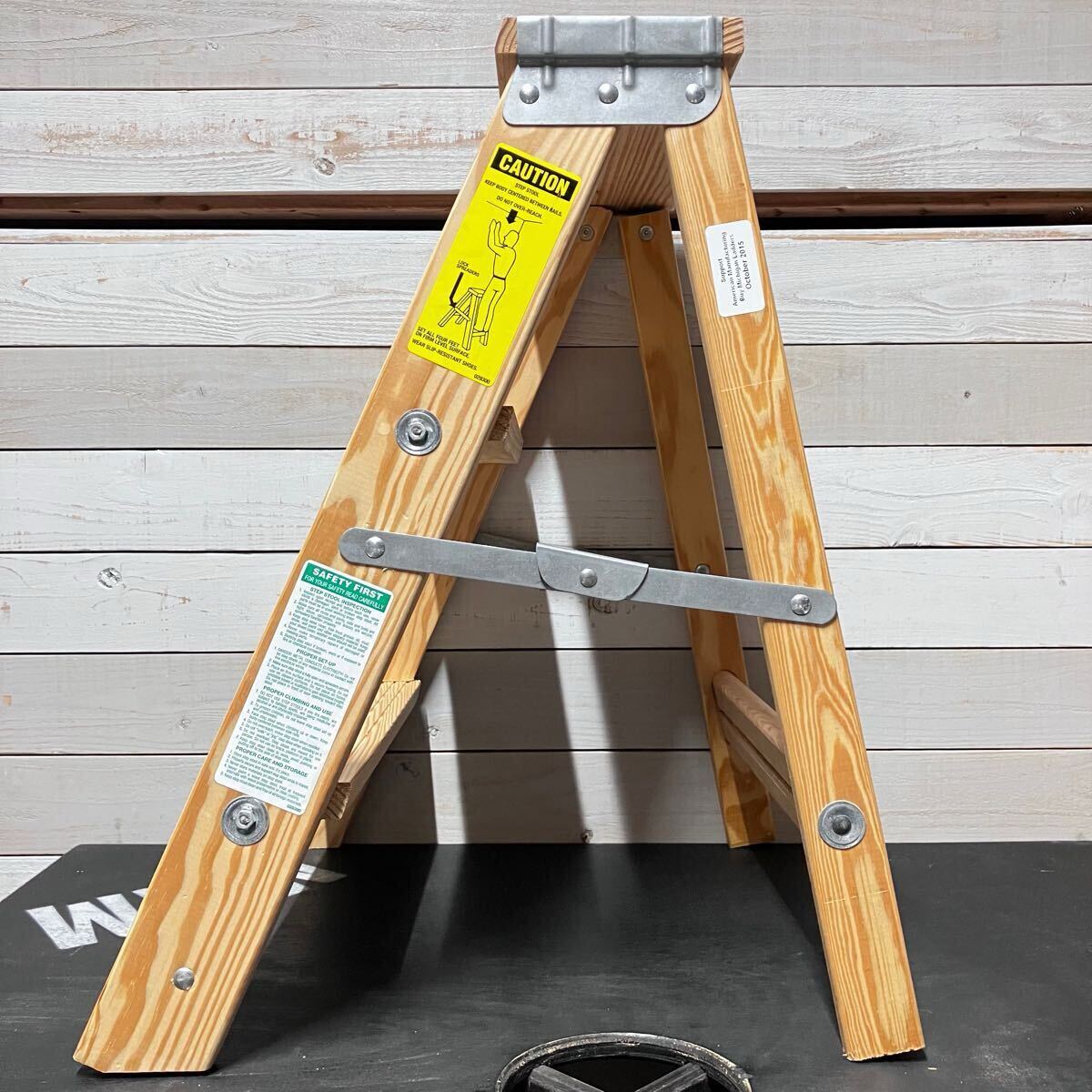 SIZE 2 MICHIGAN LADDER COMPANY WOOD STEP LADDER MADE IN USA SIZE 2 MICHIGAN LADDER COMPANY WOOD STEP LADDER MADE IN USA