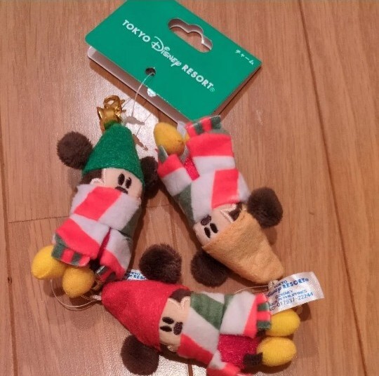 ディズニー クリスマス リルリンリン ミッキー ぬいぐるみチャームセット チャーム サンタ 緑 赤 黄ランド シー