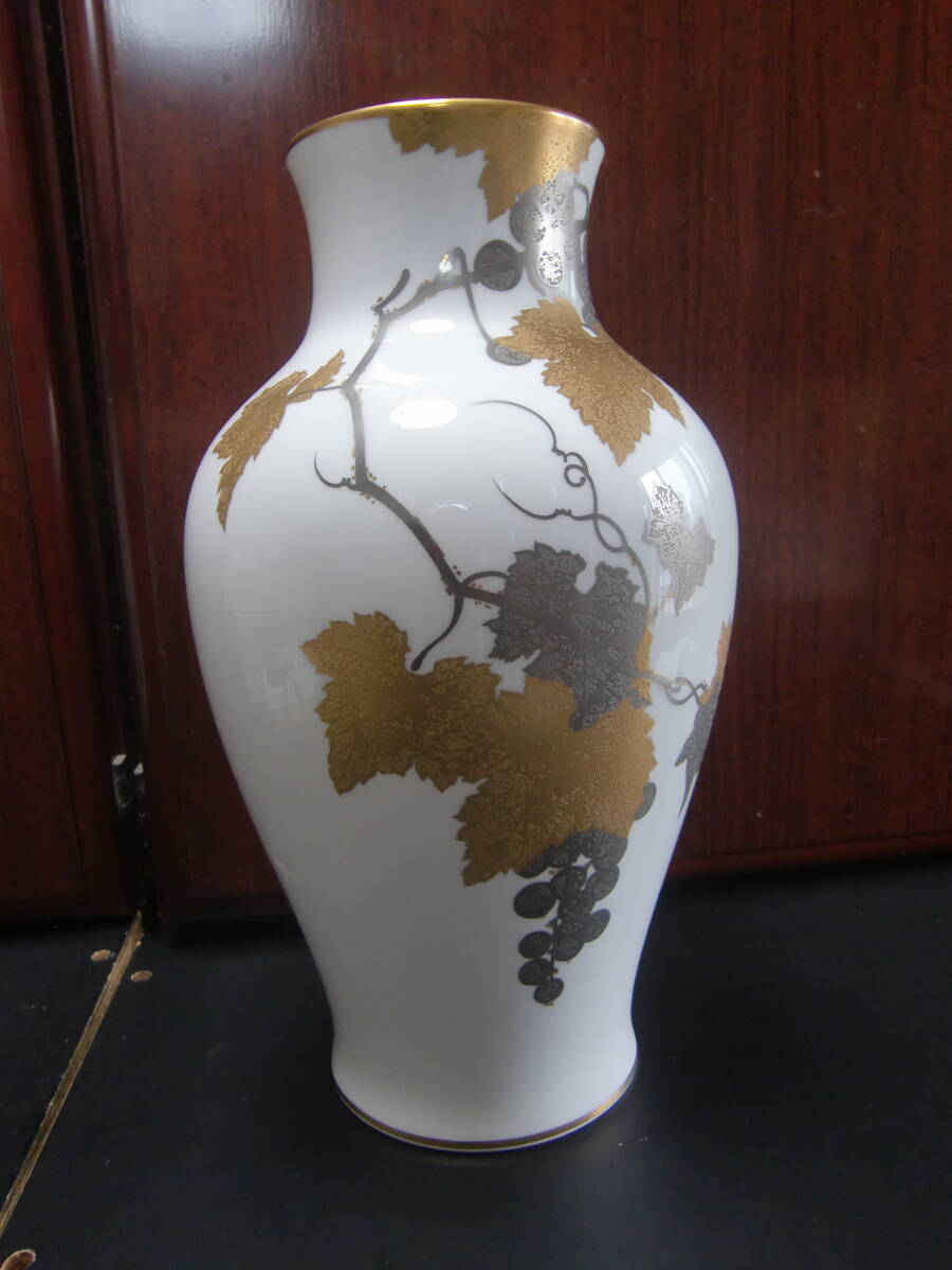 Yahoo!オークション - 大倉陶園 花瓶 金銀彩蔦葡萄図 36cm大 Yahoo!オークション - 大倉陶園 花瓶 金銀彩蔦葡萄図 36cm大