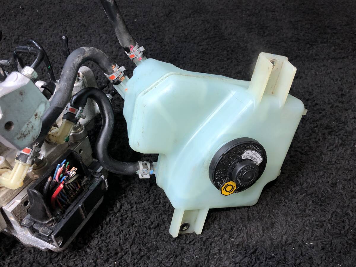 アクア NHP10 ABSアクチュエーター ブースターポンプ付 刻印TT 47210-52290 47050-52290 送料【S1】 アクア NHP10 後期 ABSアクチュエーター ブレーキブースターポンプ付