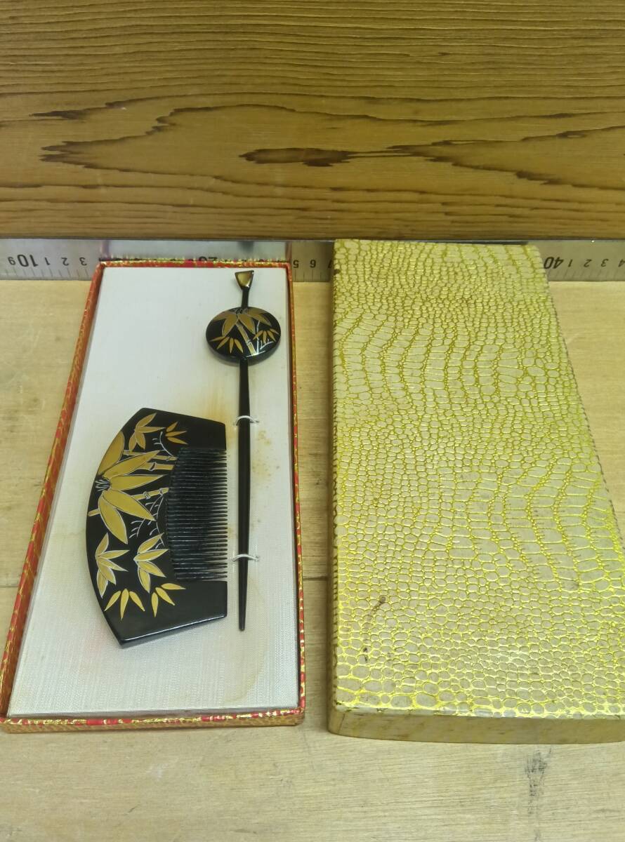 24112604　昭和レトロ　櫛・かんざしセット　竹柄　金彩　黒塗り　未使用品