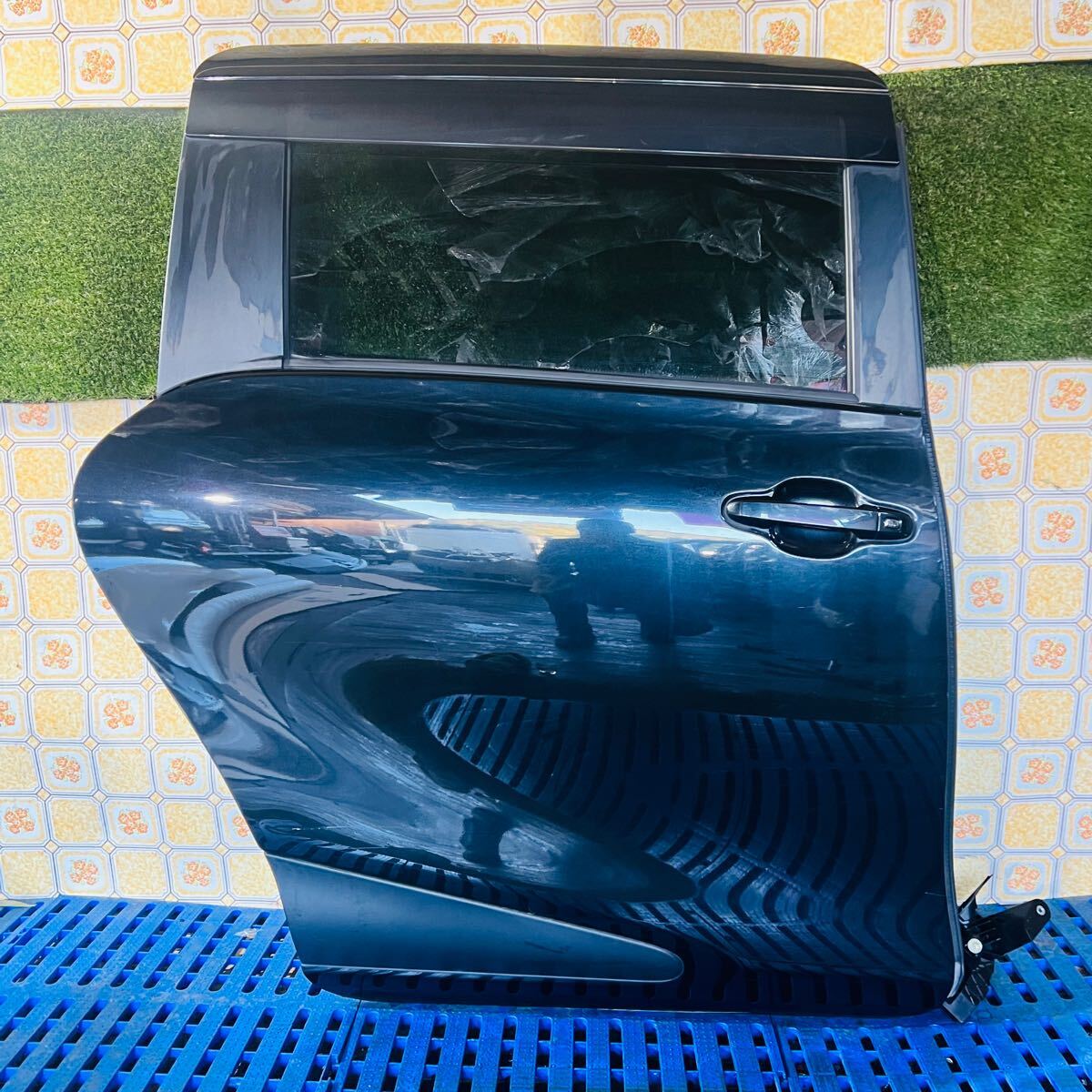 シエンタ　SIENTA 【《NSP170 NHP170》】純正　右スライドドア　右ドア　スライドドア　パワースライドドア　【《色　209》】