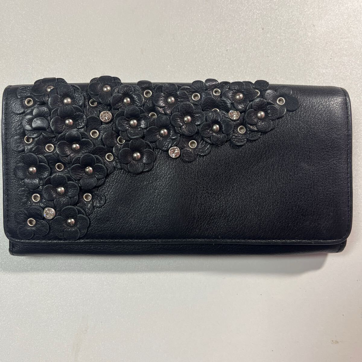 ANTEPRIMA 二つ折り長財布　 ブラック レザー　ロングウォレット　黒　皮　アンテプリマ　二つ折り　長財布　 花　レディース　ブランド