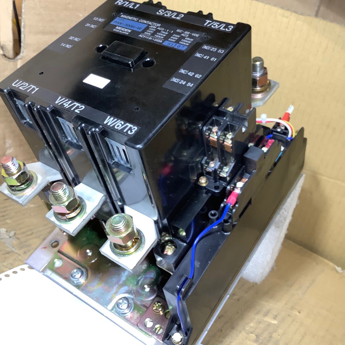 名電 電磁接触器PAKー300HーW(コイル電圧100v)中古品現状渡し品 名電 電磁接触器PAKー300HーW(コイル電圧100v)中古品現状渡し品