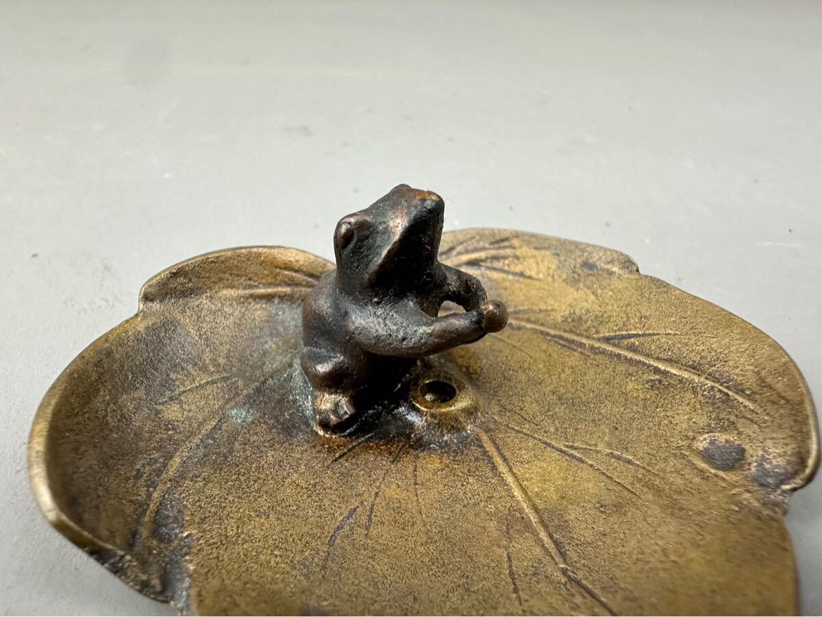 金運爆上げ　作者落款有り特注品　和雲作　高級特殊銅製　「ぶどうに蛙　」 お香立て 金運爆上げ作者落款有り特注品和雲作高級特殊銅製「ぶどうに蛙