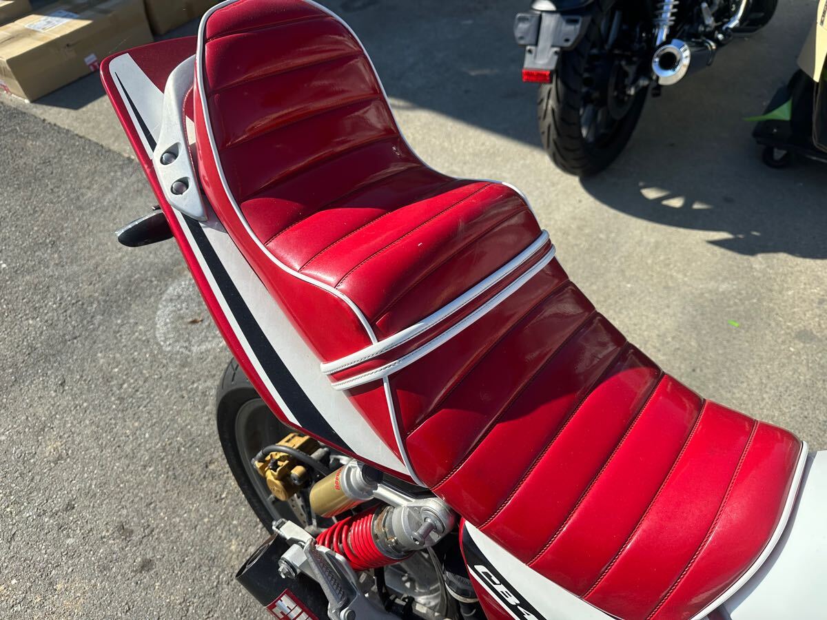 CB400SF NC39 NC42 全年式共用 チョビ三段シート 黒エナメル 金 CB400SF NC39 NC42 全年式共用 チョビ三段シート 黒エナメル 金