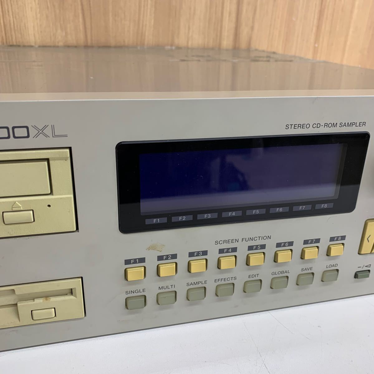 J-1】 Akai CD3000XL サンプラー アカイ 通電確認済み 動作 J-1】 Akai CD3000XL サンプラー アカイ 通電確認済み 動作