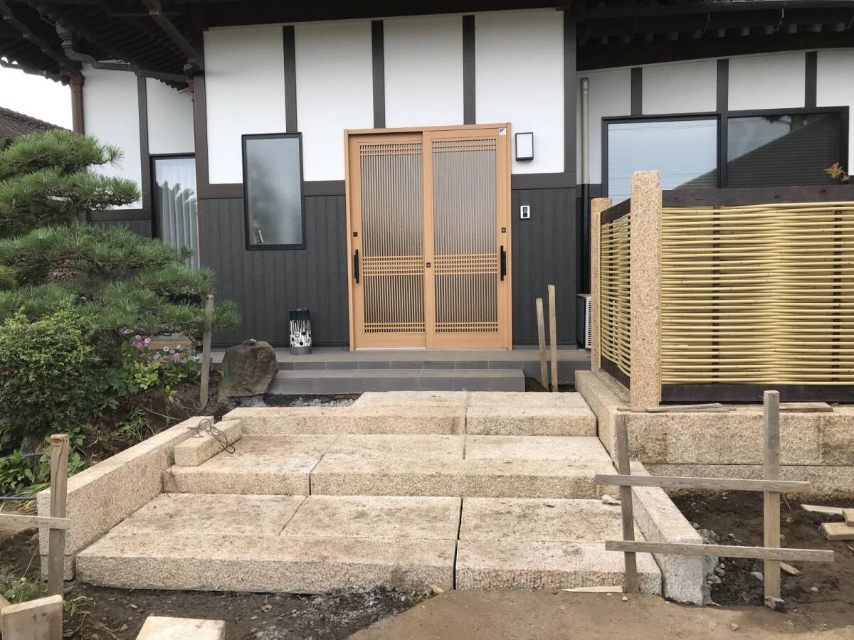 ☆ 在庫処分 ☆ ベトナム製 サビ御影石のノミギリ仕上げ敷石(板 ☆ 在庫処分 ☆ ベトナム製 サビ御影石のノミギリ仕上げ敷石(板