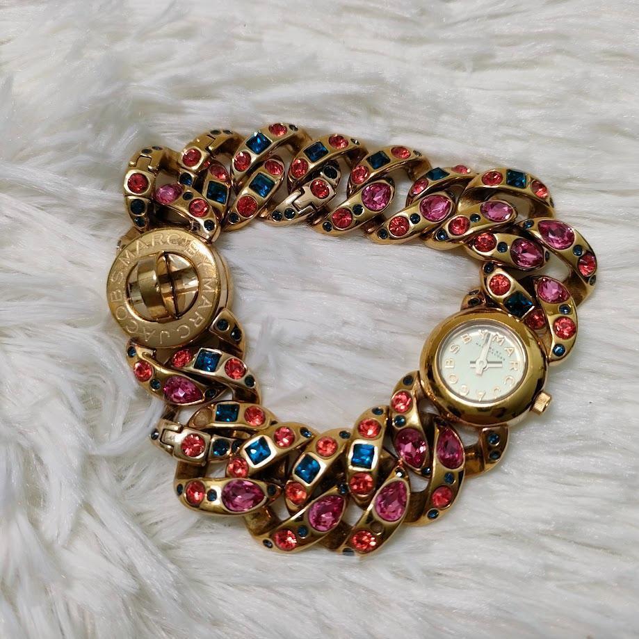 MARC BY MARC JACOBS ビジュー ブレスウォッチ ゴールドカラー MARC BY MARC JACOBS ビジュー ブレスウォッチ ゴールドカラー