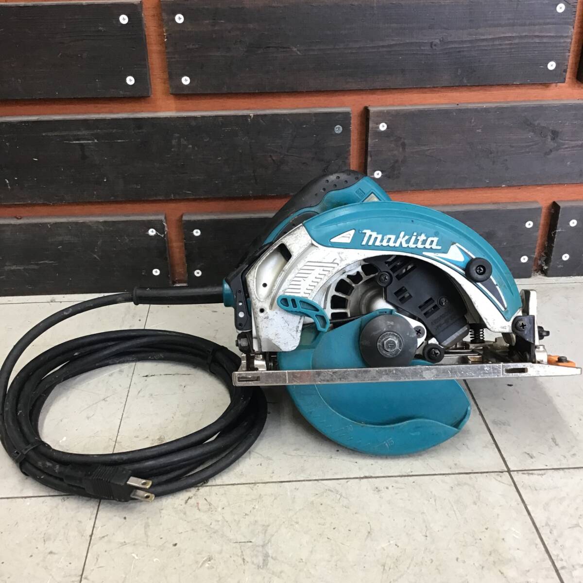 【現状品】 マキタ/makita 電気マルノコ 5637BA ■送料無料・代引き・店頭受取対応■