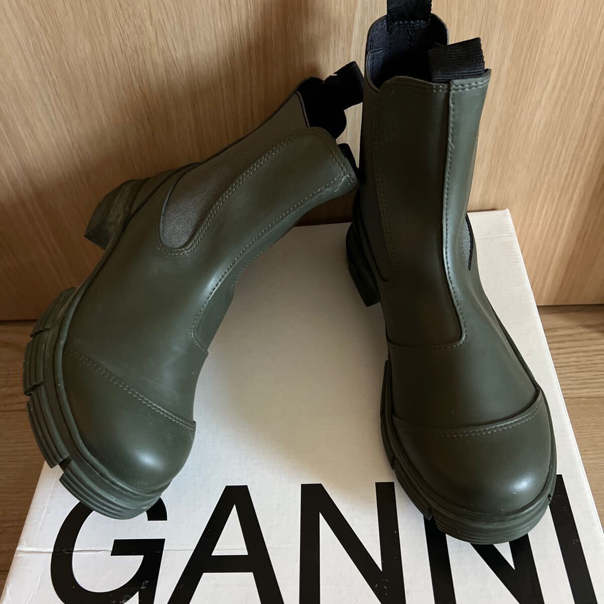 新品 未使用 定番 GANNI ガニー ラバー チェルシー ブーツ 39cm 新品 未使用 定番 GANNI ガニー ラバー チェルシー ブーツ 39cm