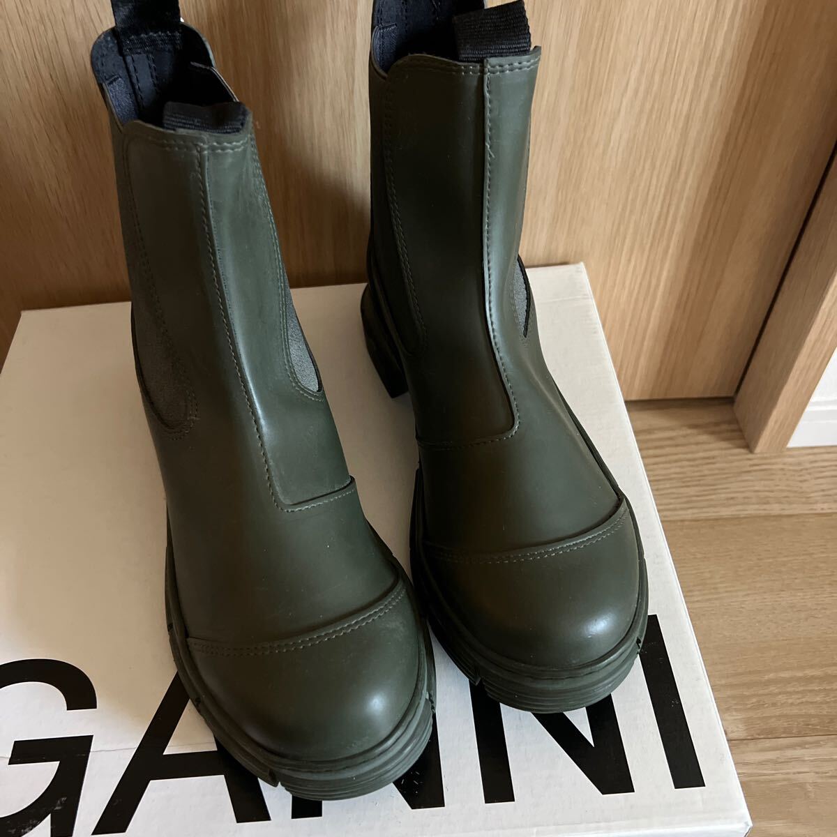 新品 未使用 定番 GANNI ガニー ラバー チェルシー ブーツ 39cm 新品 未使用 定番 GANNI ガニー ラバー チェルシー ブーツ 39cm