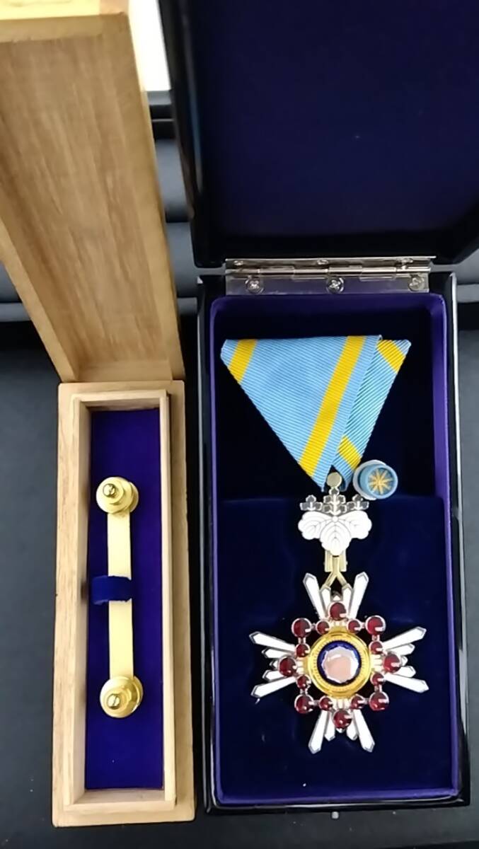 希少！皇室 菊の紋章入収納箱 木箱付 希少！皇室 菊の紋章入収納箱 木箱付