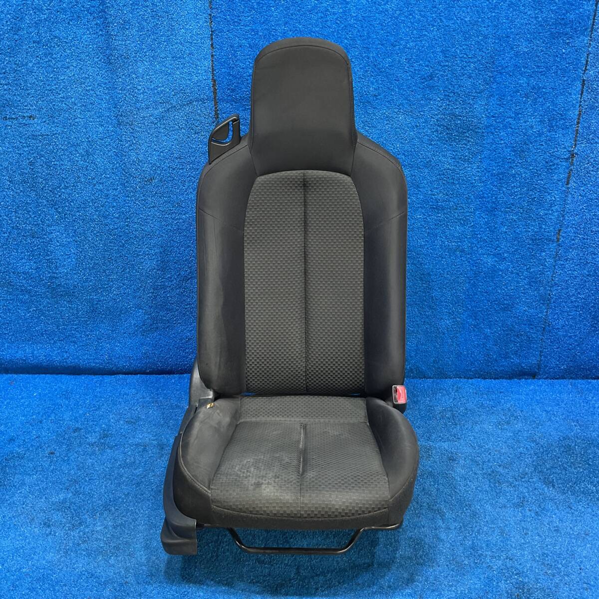 [AK-0023076][22] H18 マツダ ロードスター NC 前期 5速 32S NCEC　『　純正 フロントシート 運転席　』　577898