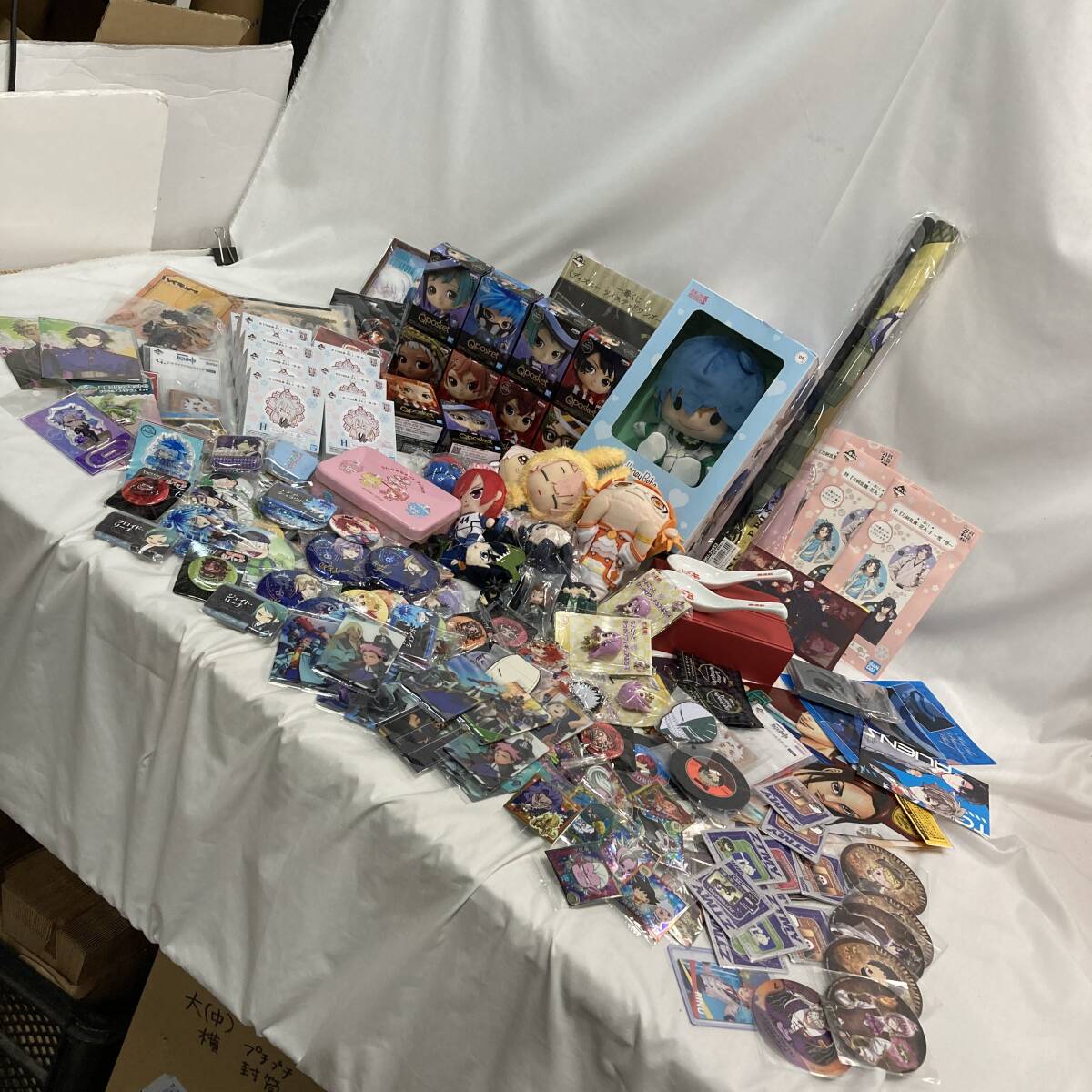 32Mdd 【中古品】 乙女系 アニメグッズ まとめて箱詰め ※アイナナ、うたプリ、ツイステ、刀剣etc...