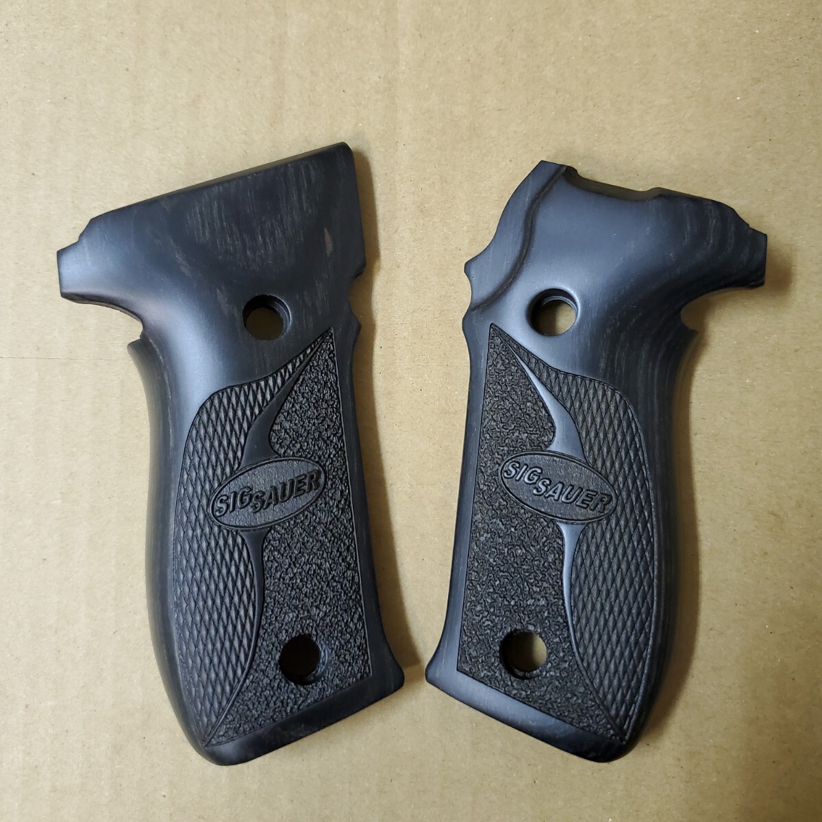 アルタモント木製グリップ SIG P226用 SIG SAUER刻印入り アルタモント木製グリップ SIG P226用 SIG SAUER刻印入り