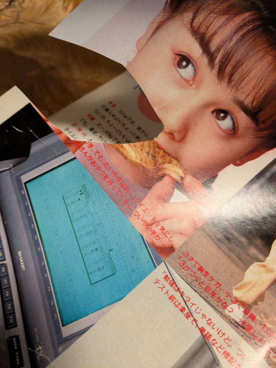 [ яркая звезда ]1992 год 5 месяц номер [ бесплатная доставка ] дополнение. постер, сборник текстов песен нет. наклейка какой листов . нет, стиль книжка есть. вырезки есть. Junk 